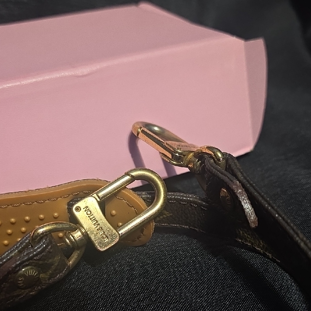 LOUIS VUITTON Monogram Strap - Picture 2 of 9